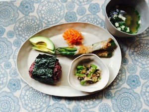 IMG_4219 amaiiのお皿でプレートランチ。赤米のおにぎり、豚肉のいんげん巻き巻き、アボカド、ししとうは白だし+おかかでおひたし。緑だらけなので大根のナムルで赤も入れて。お味噌汁を入れた器もamaii。スープを入れて飲むのにちょうど良い大きさ。