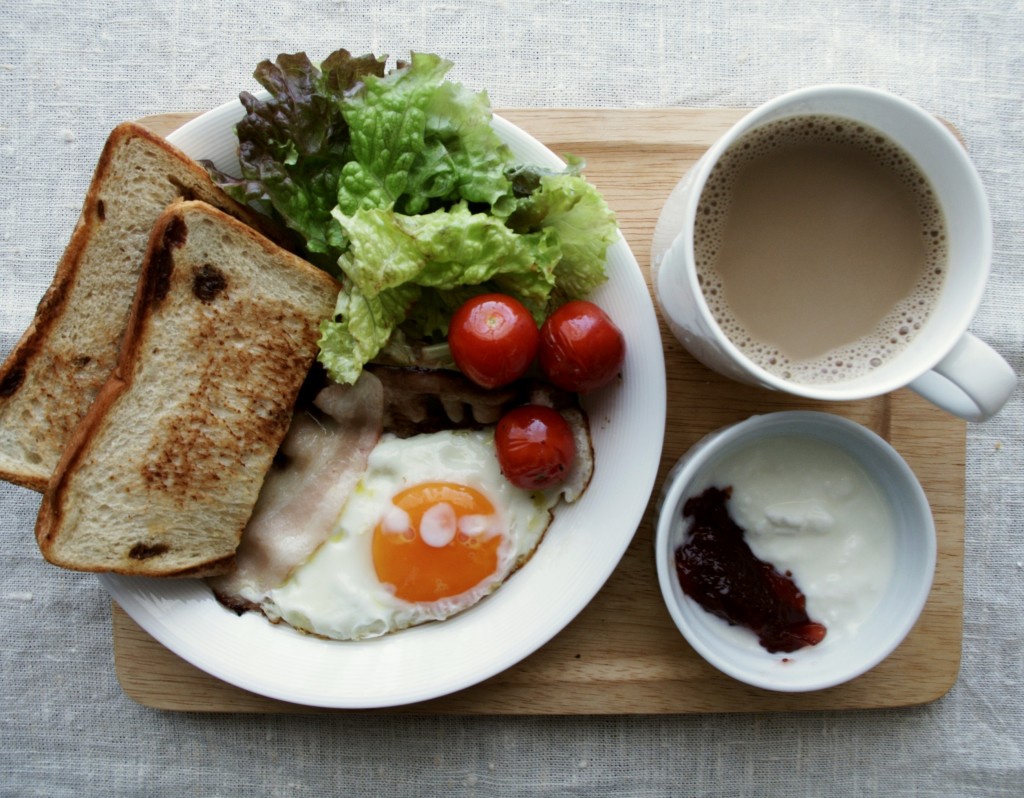 ベーコンエッグ、レーズンパントースト、レタス、焼きミニトマト、いちごジャム入りヨーグルト。