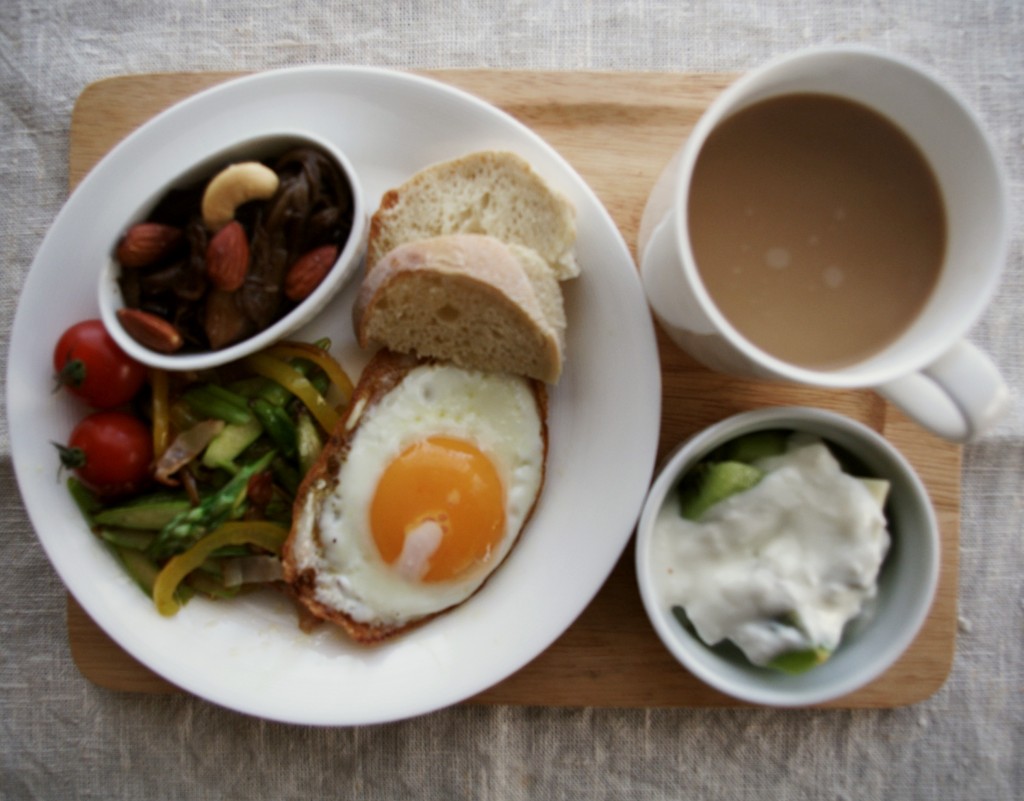 アスパラとパプリカの炒めもの、目玉焼き、きのこのアグロドルチェ、パン焼き人のクスクスのパン、キウイ入りヨーグルト。