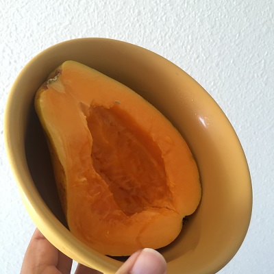 朝ごはんにオアフ島ノースショア産のパパイヤ。甘くて美味しいけれど・・アレルギー？