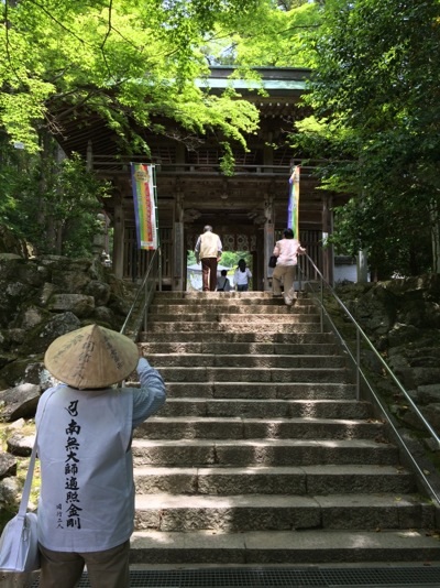 大窪寺への門