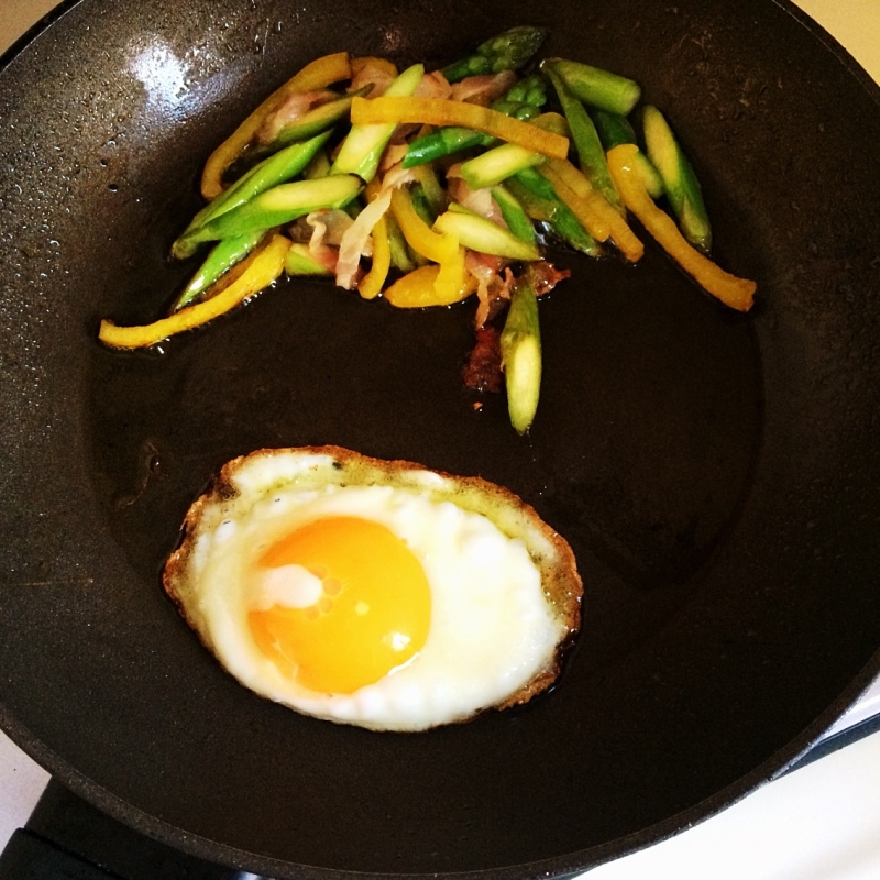 アスパラとパプリカの炒めものと目玉焼きを同時に。