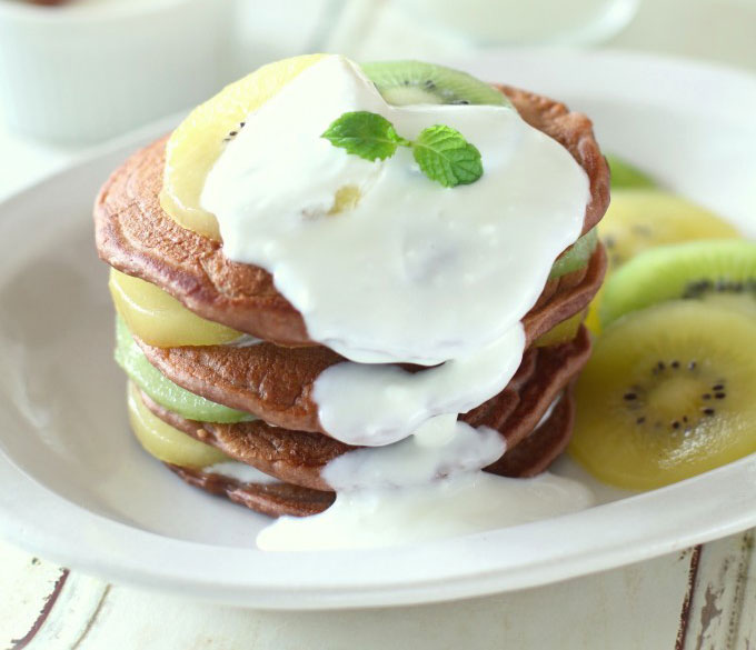 おうちでカフェ風朝ごはん♪ 完熟キウイのヨーグルトソースココアパンケーキ