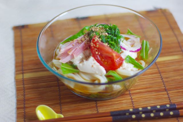 めんつゆアレンジ♡冷奴の、さっぱりサラダうどん♪