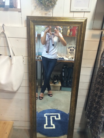 Tシャツにボーダーは肩に掛けるだけでも靴のチョイスでいっきに女性感度が高くなります。