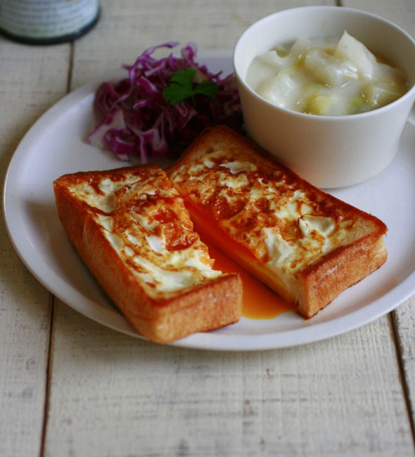 カットすると黄身がとろ～り♪わくわく楽しい「目玉焼きトースト」