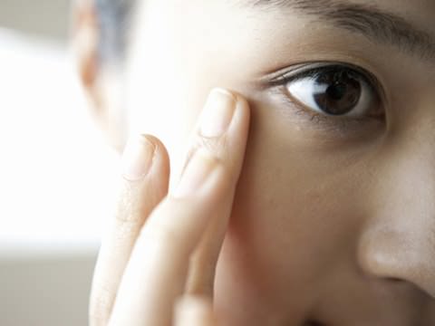 アイメークで目が乾く！？ふさいじゃいけない「マイボーム腺」とは