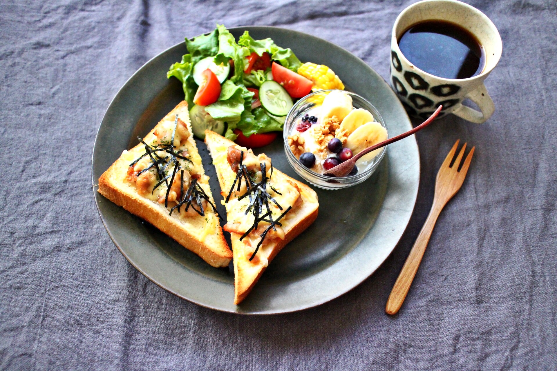 レンジで1発!!照り焼きチキンのからしマヨチーズトーストのワンプレート