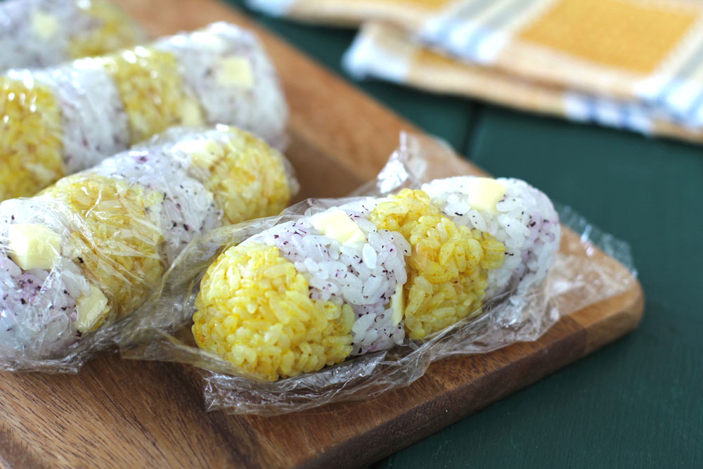 忙しい朝も、片手でパクッ♪2つの味が楽しめる「しましまスティックおにぎり」