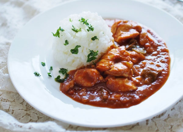 野菜1日350gをらくらくクリア！茄子とトマト缶でほったらかし「無水カレー」