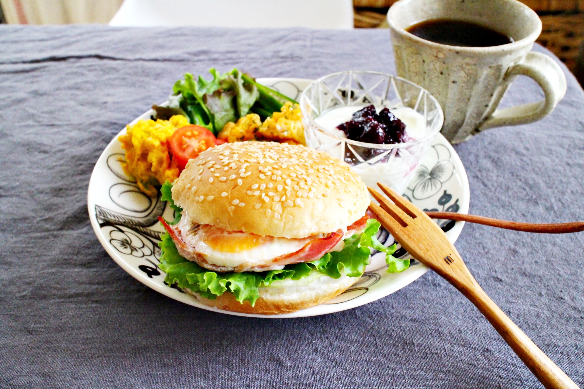 お家で簡単手作り♡月見バーガー付きワンプレート朝ごはん