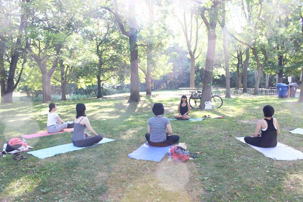ちょっぴり早起きして！日曜日は公園で朝ヨガスタート