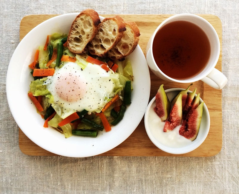 蒸し焼きで時短♪フライパンひとつで「たっぷり野菜と卵のオリーブオイル蒸し」
