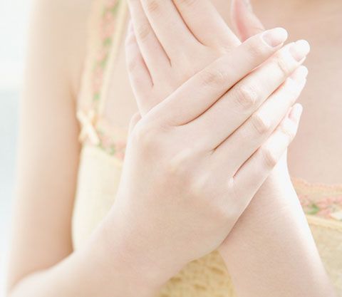 実は顔より歳が出る！？見た目で差がつく「手年齢－5歳」のハンドケア