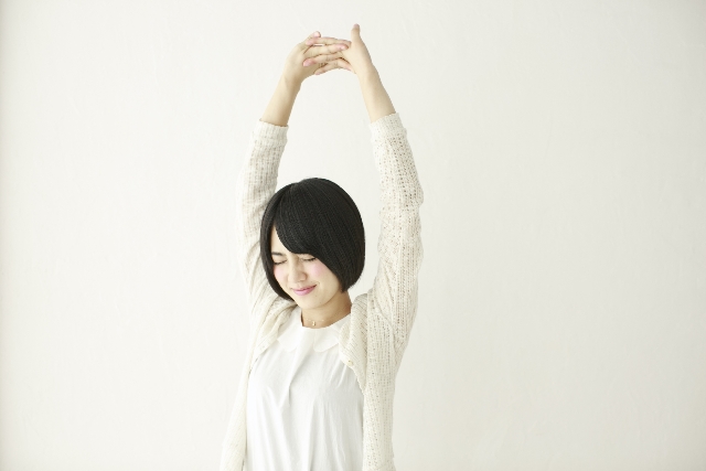 誰でも簡単！30秒間の朝ヨガでぷよぷよお腹を解消！
