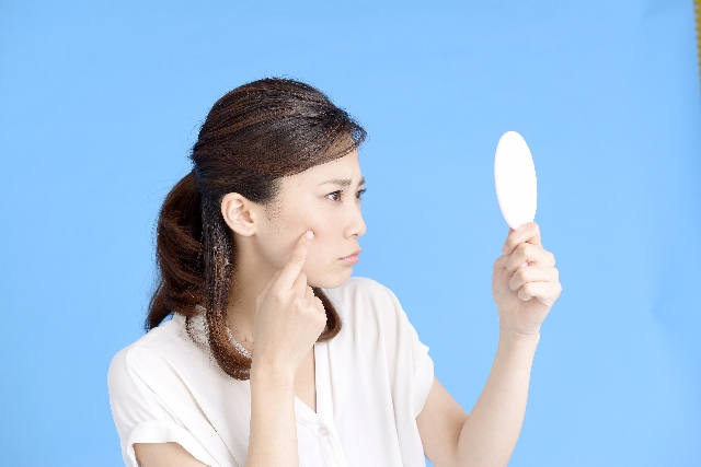 左右対称のそのシミは「肝斑」かも！シミと肝斑の見わけ方＆治し方