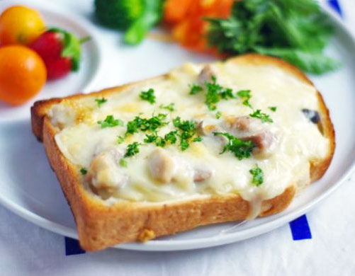 ホワイトソースを作らない簡単レシピ♡朝のあつあつグラタントースト