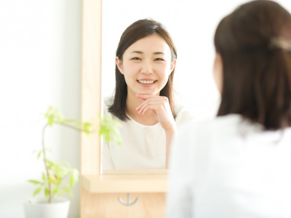鏡を見る女性_原Fotolia_88344596_Subscription_Monthly_M