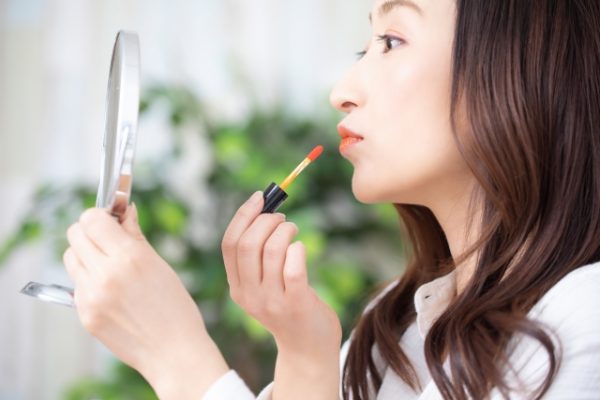 口紅を塗る女性