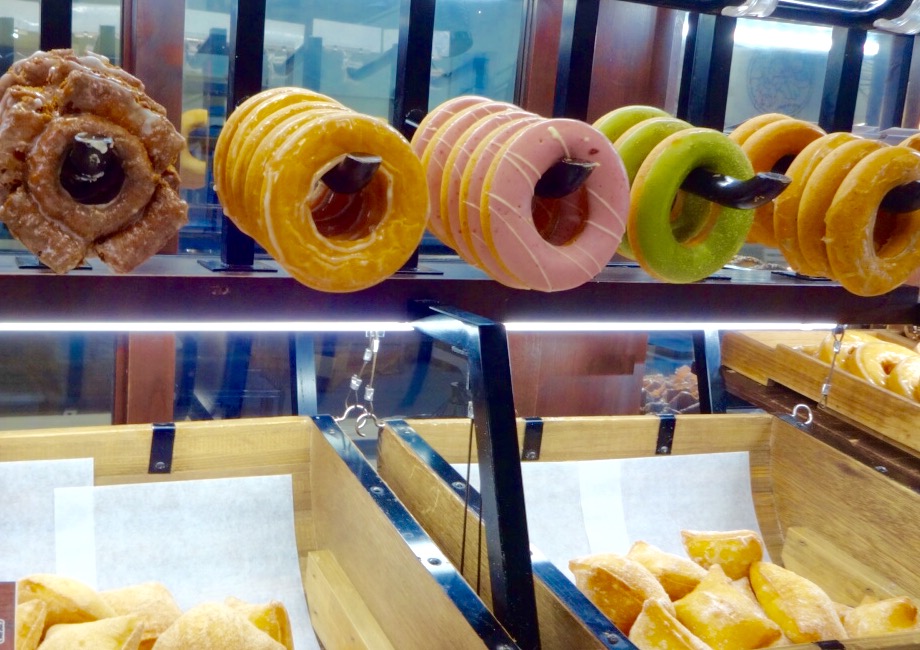 壁からドーナツ🍩 沖縄🌺