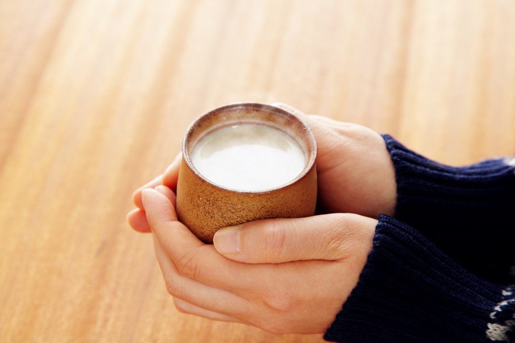 甘酒を持った手_江口_20151202_Fotolia_28112595_Subscription_Monthly_M