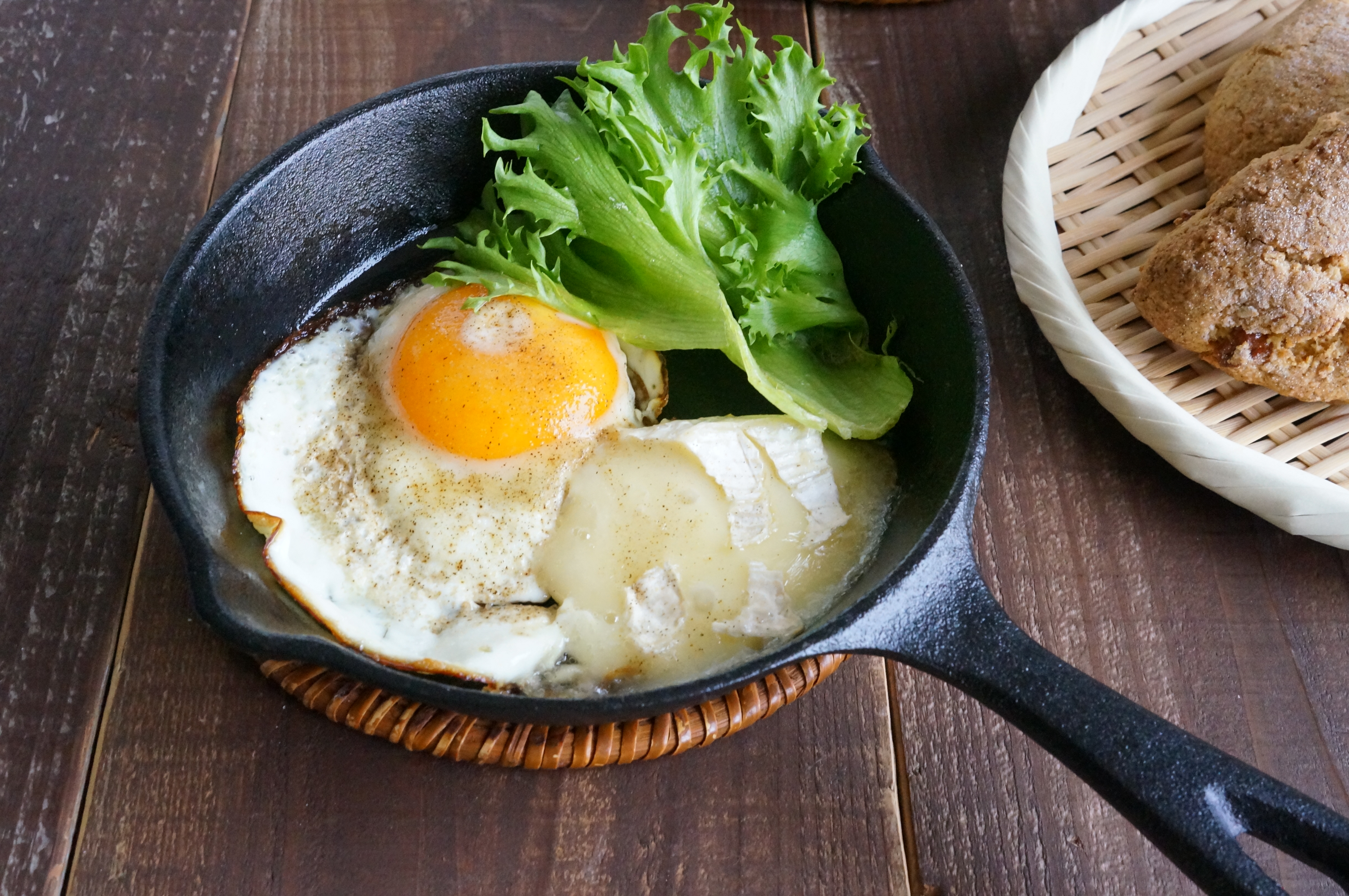 新生活の朝ごはんに！スキレットで簡単「とろとろチーズエッグ」