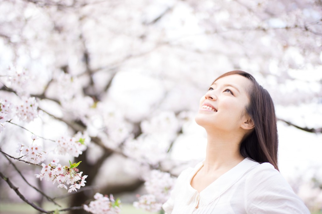 桜と女性