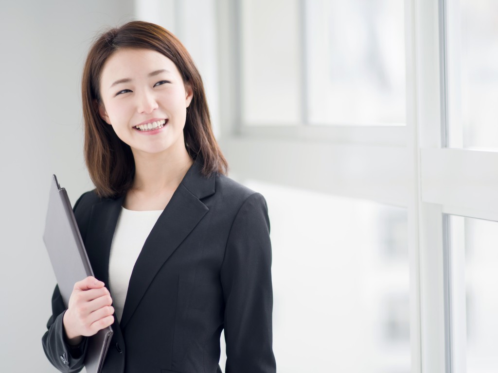 笑顔のビジネスウーマン_江口_20151127_Fotolia_80966393_Subscription_Monthly_M