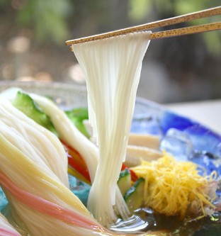 風味もすべて違う「七色そうめん」で夏の食卓をカラフルに！