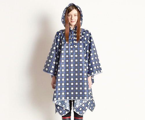 バッグごとすっぽり！雨に負けずオシャレを楽しむ「レインケープ」