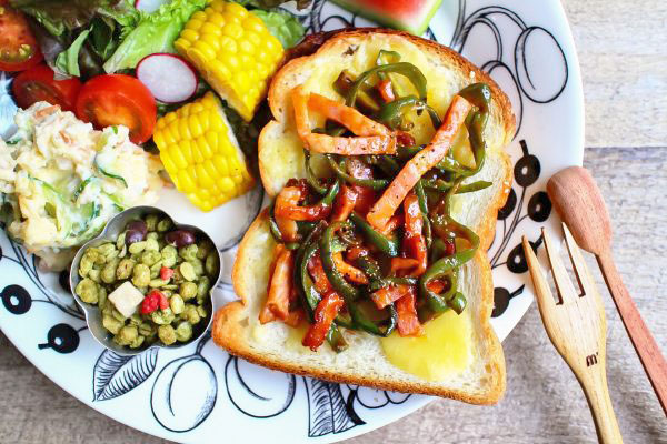 時短のコツあり！ベーコン＆夏野菜のラクうまトースト