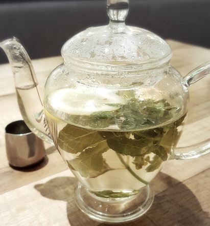 ミントにお湯をそそいだだけで！