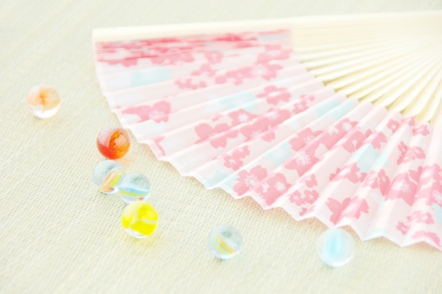 扇子で涼しげ美人♪きれいに見える「あおぎ方」とは？