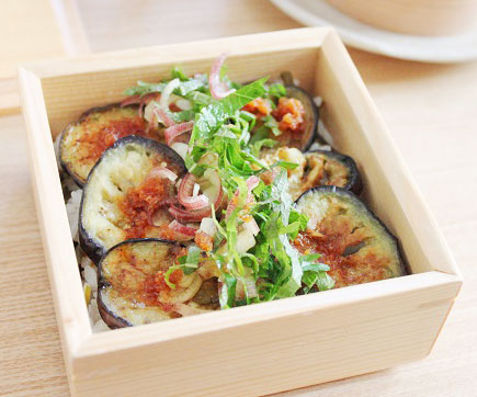 夏の定番になりそう！簡単「なす寿司」のお弁当