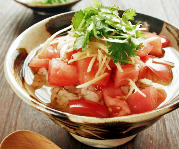 火を使わずサラサラっ！混ぜてかけるだけの「トマト冷やし茶漬け」