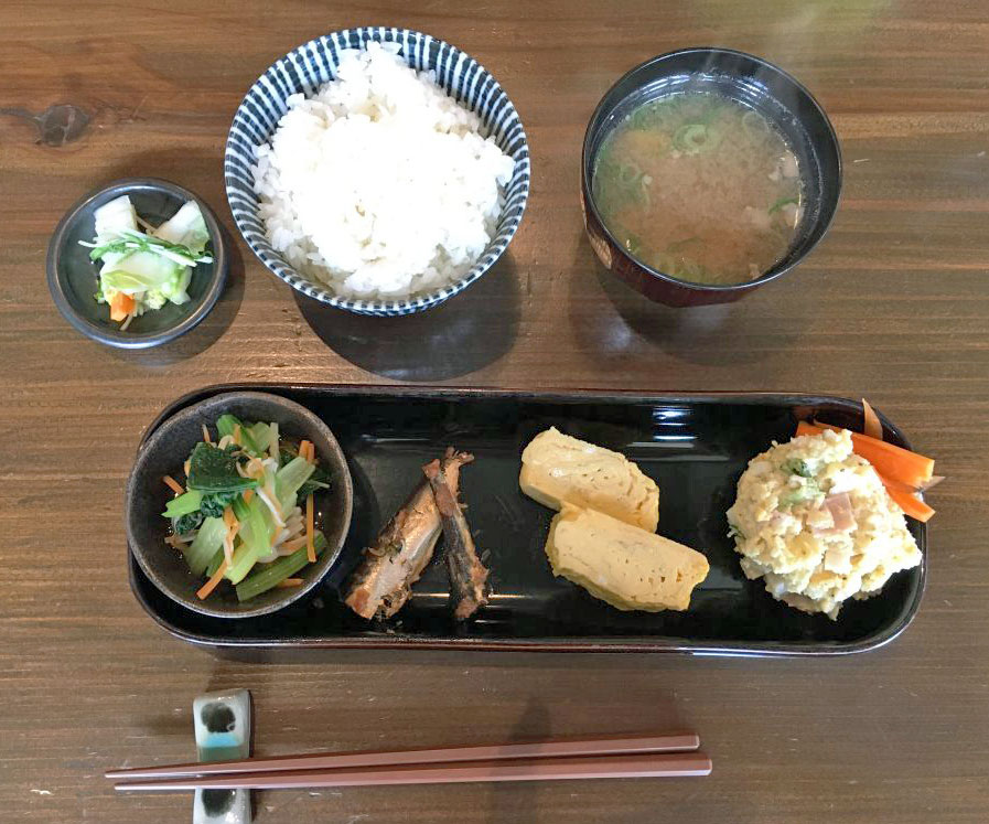 【京都・出町柳】おばんざいが並ぶ「きりん家」の”和の朝ごはん”