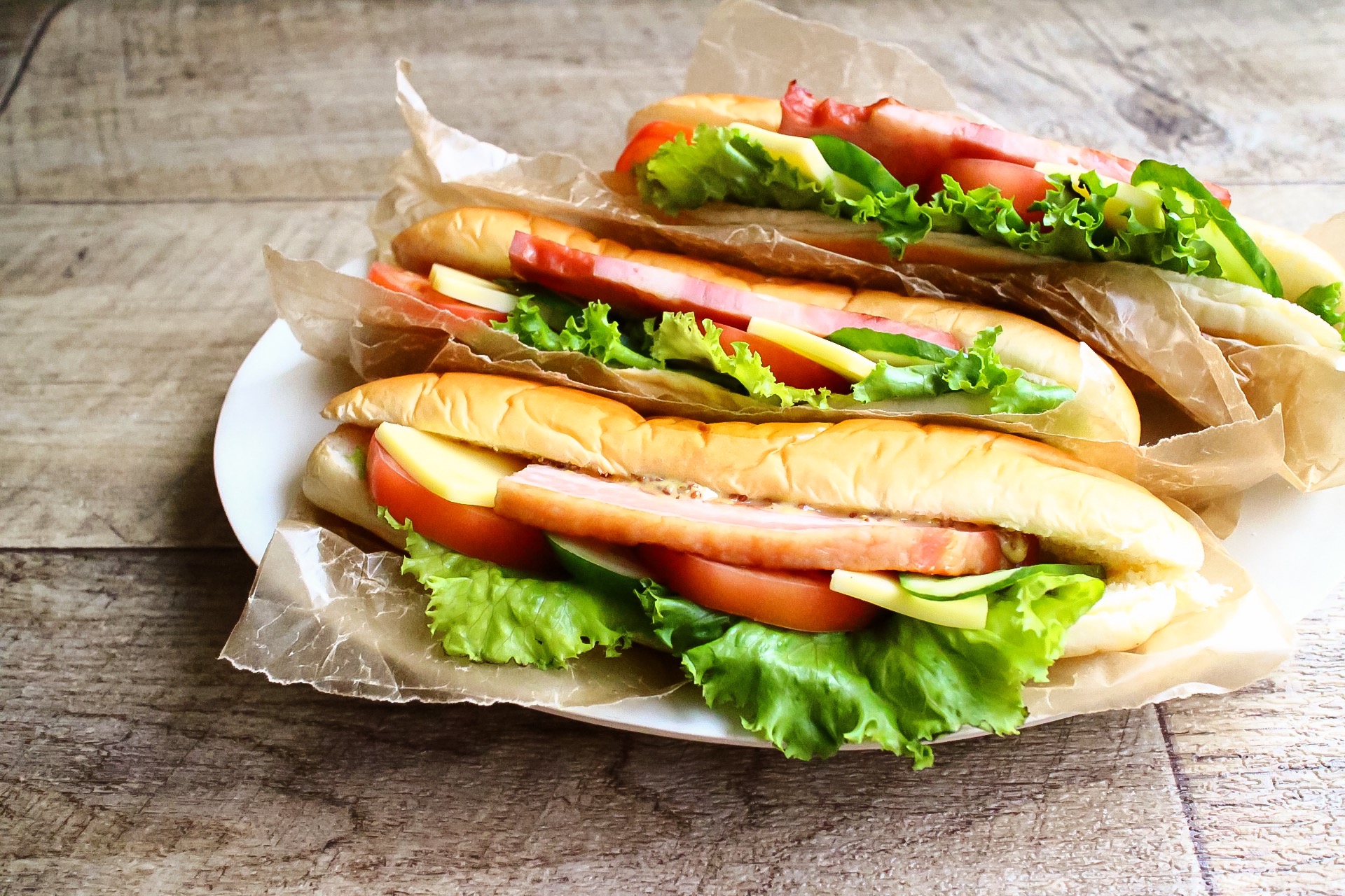 はさむだけ！ガブッといきたい簡単「BLTチーズサンド」