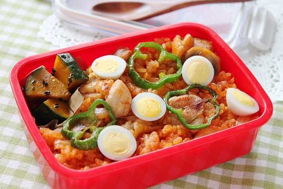 ケチャップをしっかり炒めるのがコツ！「チキンライス」のお弁当