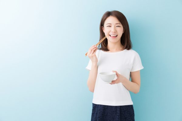 食事をする女性_江口_20160810_Fotolia_94246218_Subscription_Monthly_M