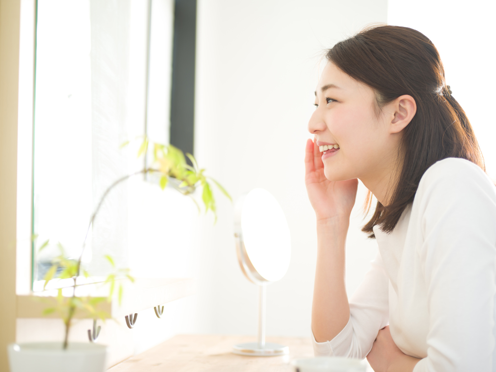 スキンケア・鏡を見る若い女性_澄江_160210_Fotolia_88346122_Subscription_Monthly_M