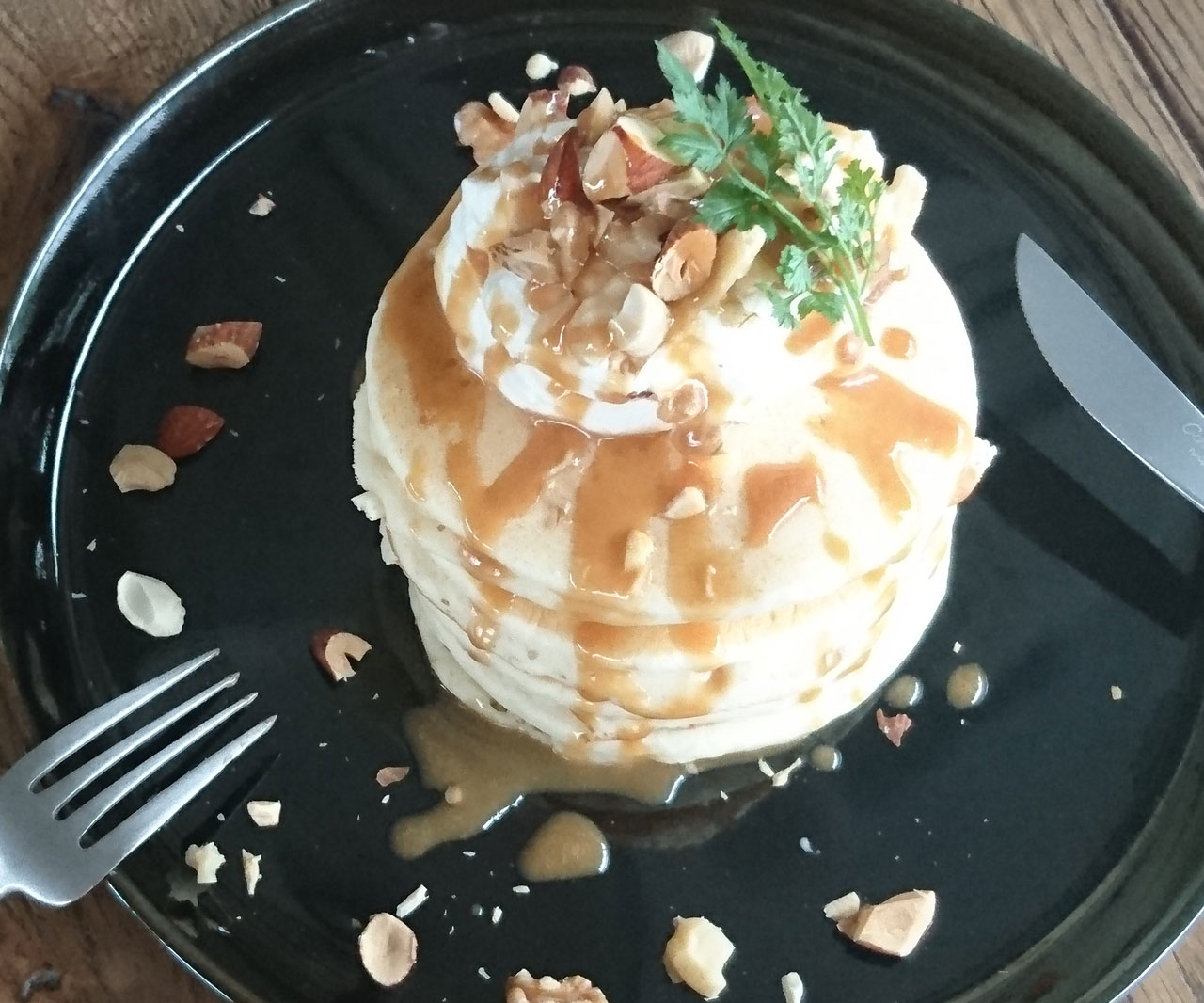 レンジで簡単！手作りソースがおしゃれな「キャラメル塩ホイップパンケーキ」