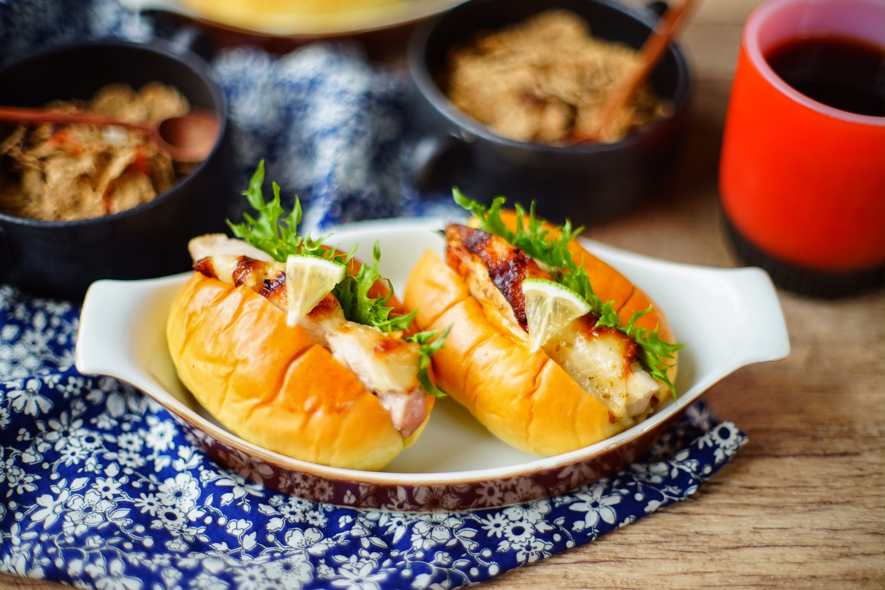 夜に漬けて朝は焼くだけ！ハーブ＆レモンで爽やか「チキンサンド」