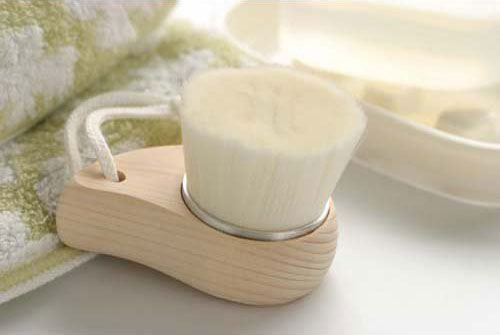 なでるように洗うだけ♪毛穴すっきりツルツル肌になる「アルティ洗顔ブラシ」