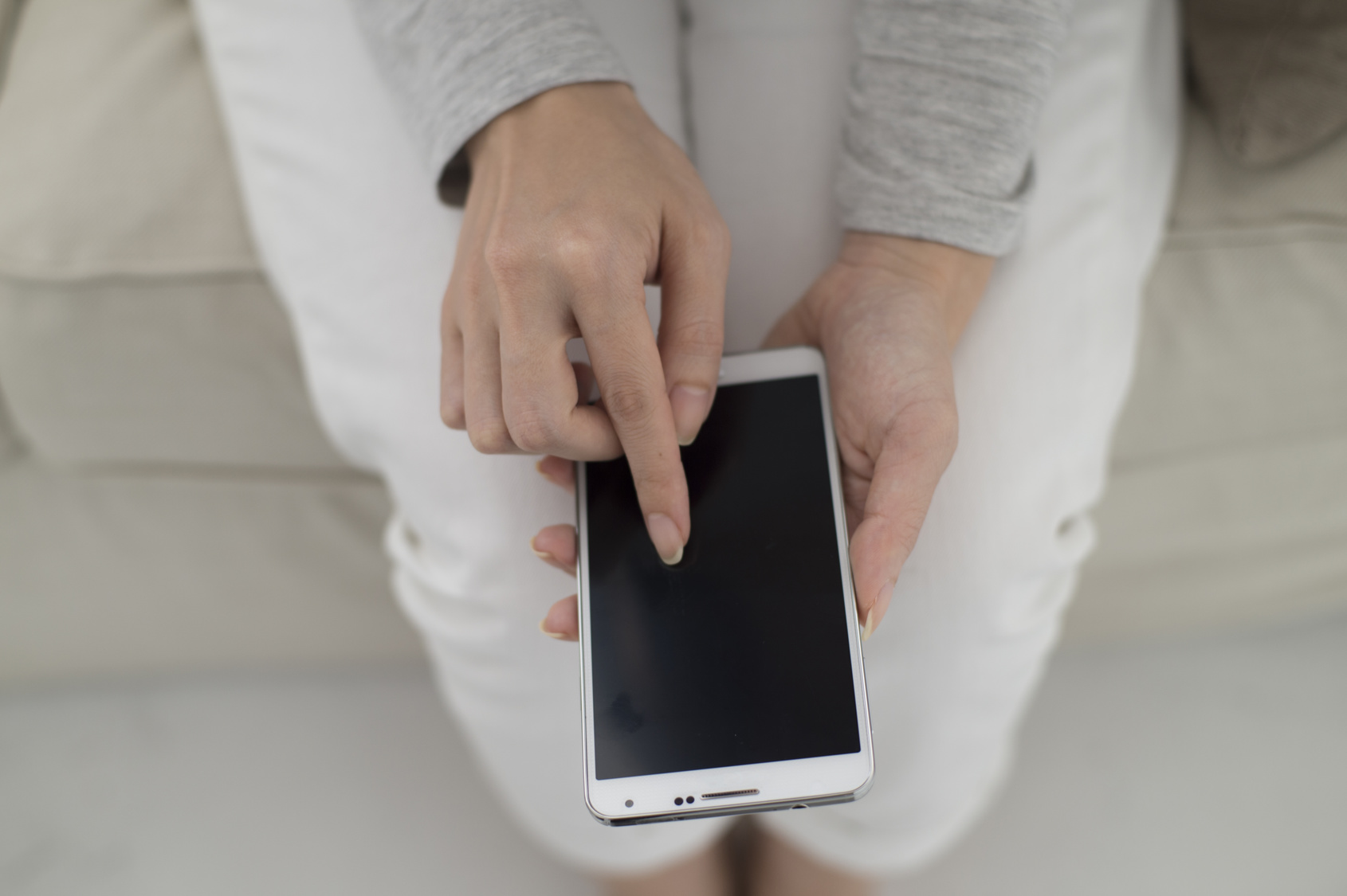 The hands of women who have a smartphone