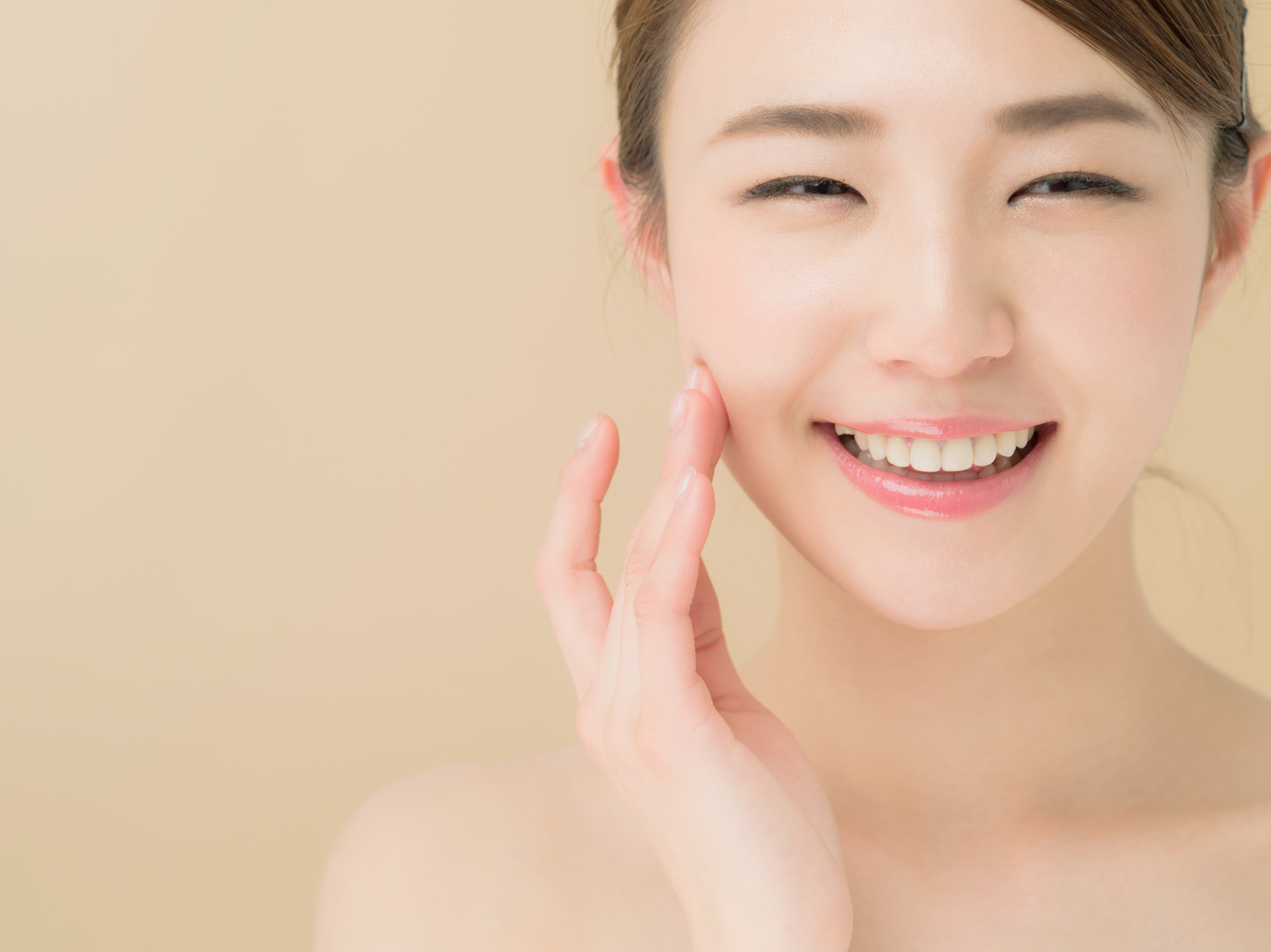 スキンケア笑顔の女性_江口_20151002_Fotolia_77605967_Subscription_Monthly_M
