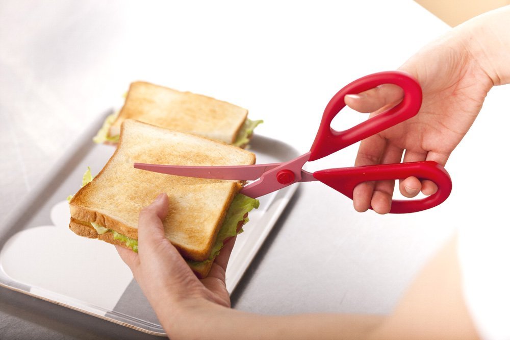 ぐにゃっと切りにくい鶏肉もザクッとカット！「貝印 カーブキッチンばさみ」