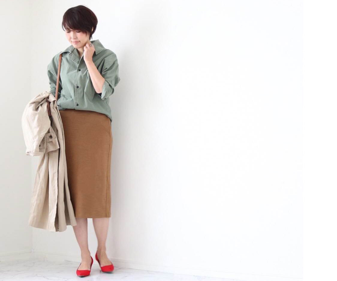 脱カジュアル！秋の定番「カーキ」を女性らしく着るトレンドコーデ3つ
