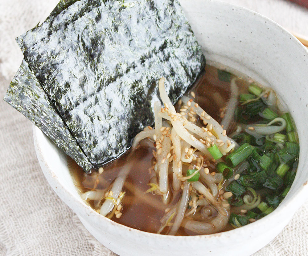包丁を使わず5分で完成♪糖質オフレシピ「ラーメン風もやしスープ」