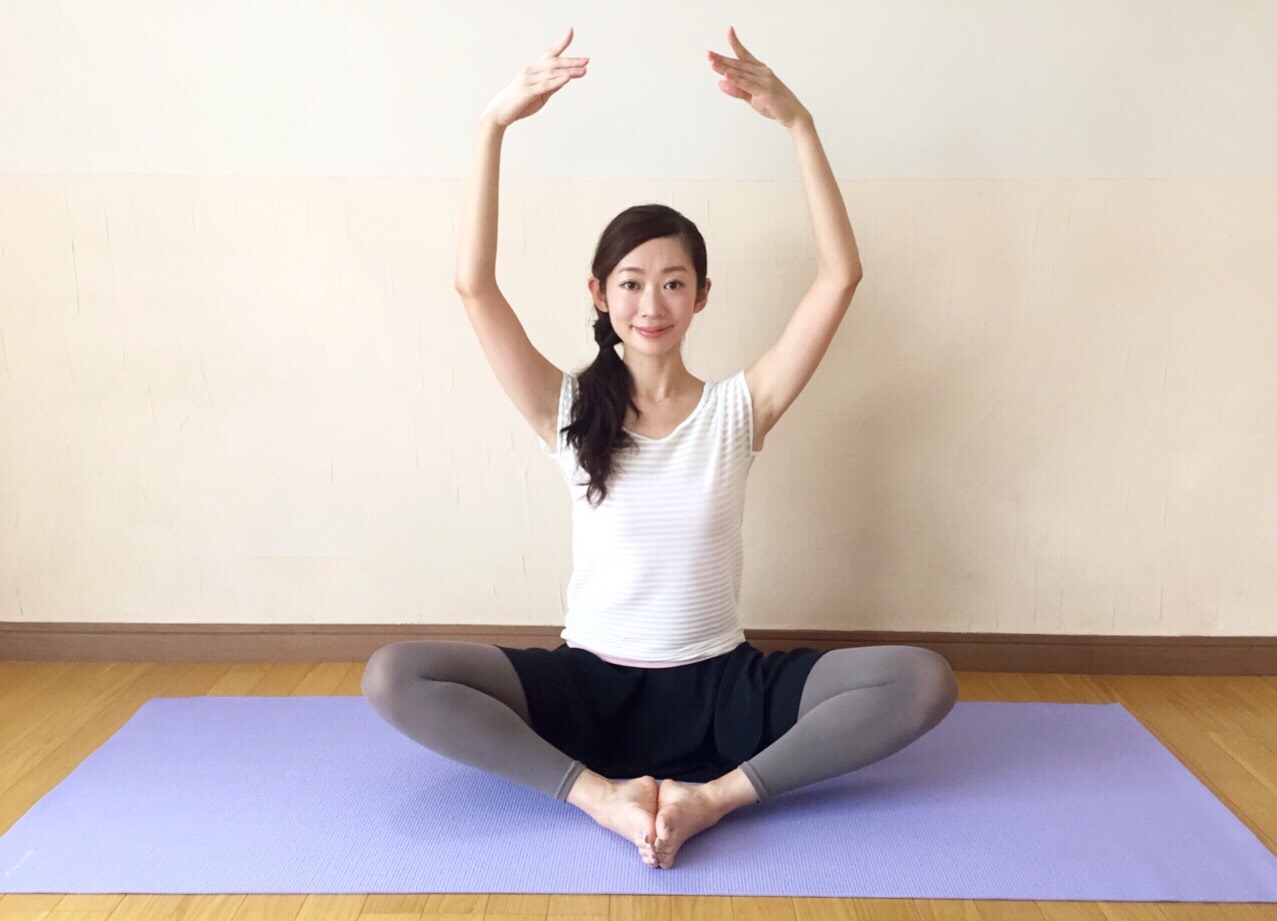 骨盤を整えて女性特有の不調を改善！「足裏合わせの前屈ポーズ」