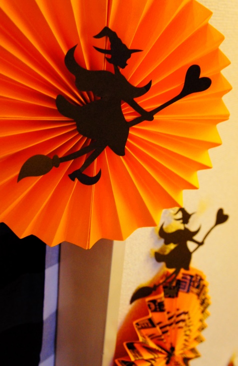 画用紙＆ラッピングペーパーで・・・ペーパーファンをmamaごと♪（HalloweenなペーパーDECO*）